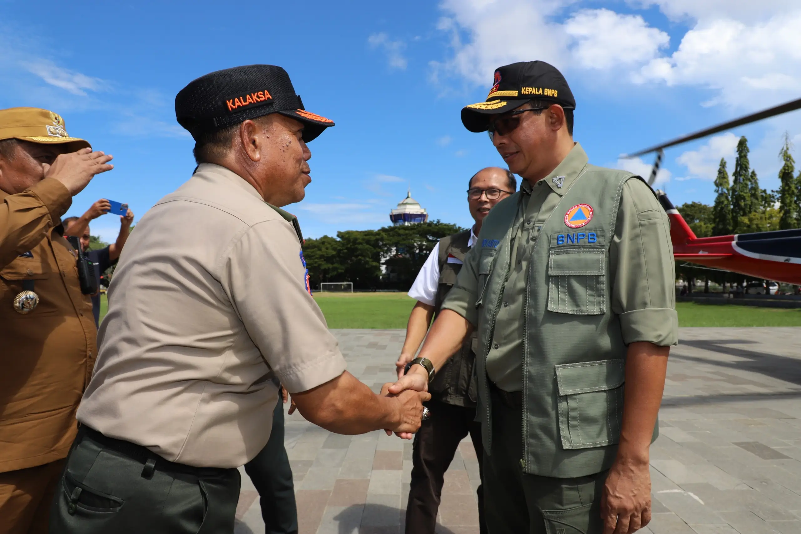 Kepala BNPB Letjen TNI Suharyanto S.Sos., M.M (kanan) disambut oleh Kepala Pelaksana BPBD Kabupaten Luwu Andi Baso (kiri) saat tiba di Alun-Alun Belopa untuk melihat langsung Pos Komando Utama Tanggap Darurat Bencana Banjir dan Tanah Longsor Kabupaten Luwu, Sulawesi Selatan, Selasa (7/5).